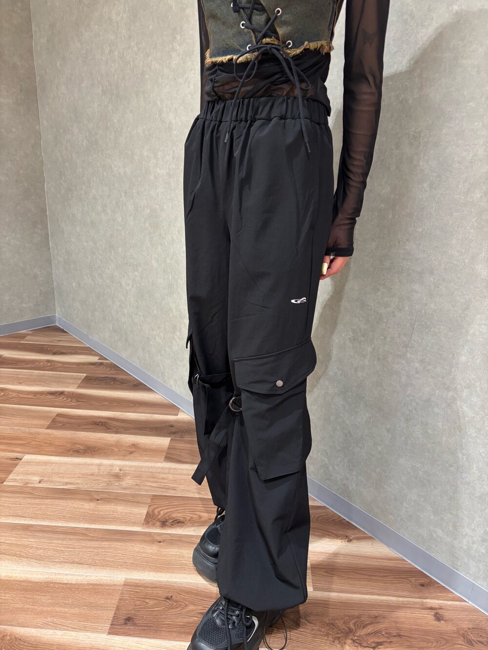 ブラック系のTシャツ/カットソー、ブラック系のスニーカー、ブラック系のその他パンツを着用したレディースの春コーディネートの5枚目の写真