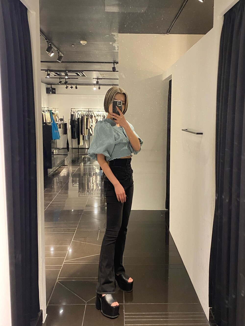 ブルー系のTシャツ/カットソー、ブラック系のデニムパンツ、ブラック系のサンダルを着用したレディースの春コーディネートの2枚目の写真