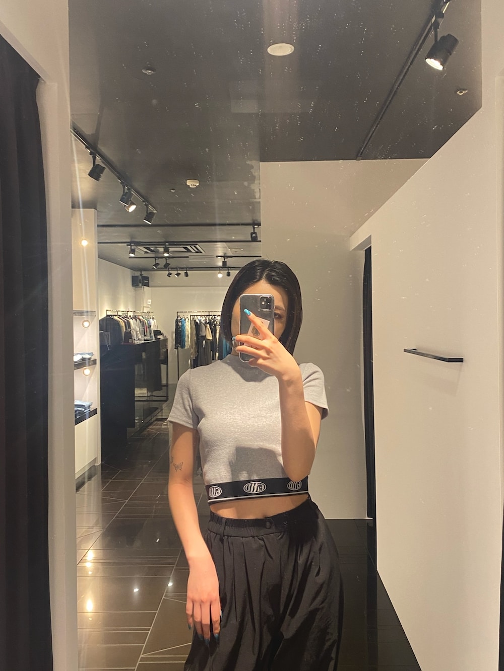 グレー系のTシャツ/カットソー、ブラック系のその他パンツ、ブラック系のブーツを着用したレディースの春コーディネートの3枚目の写真