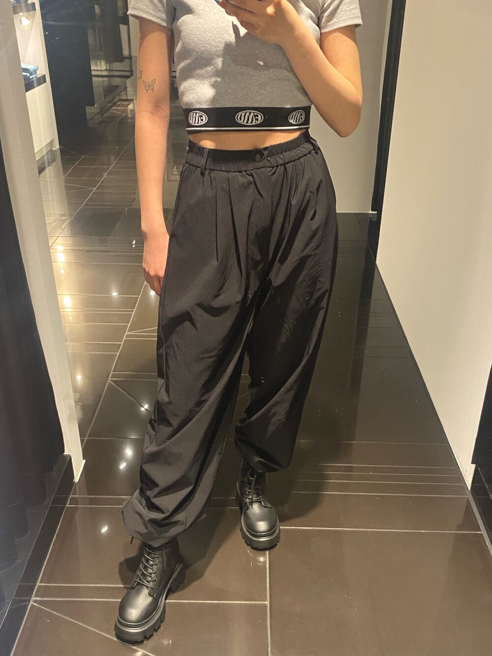 グレー系のTシャツ/カットソー、ブラック系のその他パンツ、ブラック系のブーツを着用したレディースの春コーディネートの4枚目の写真