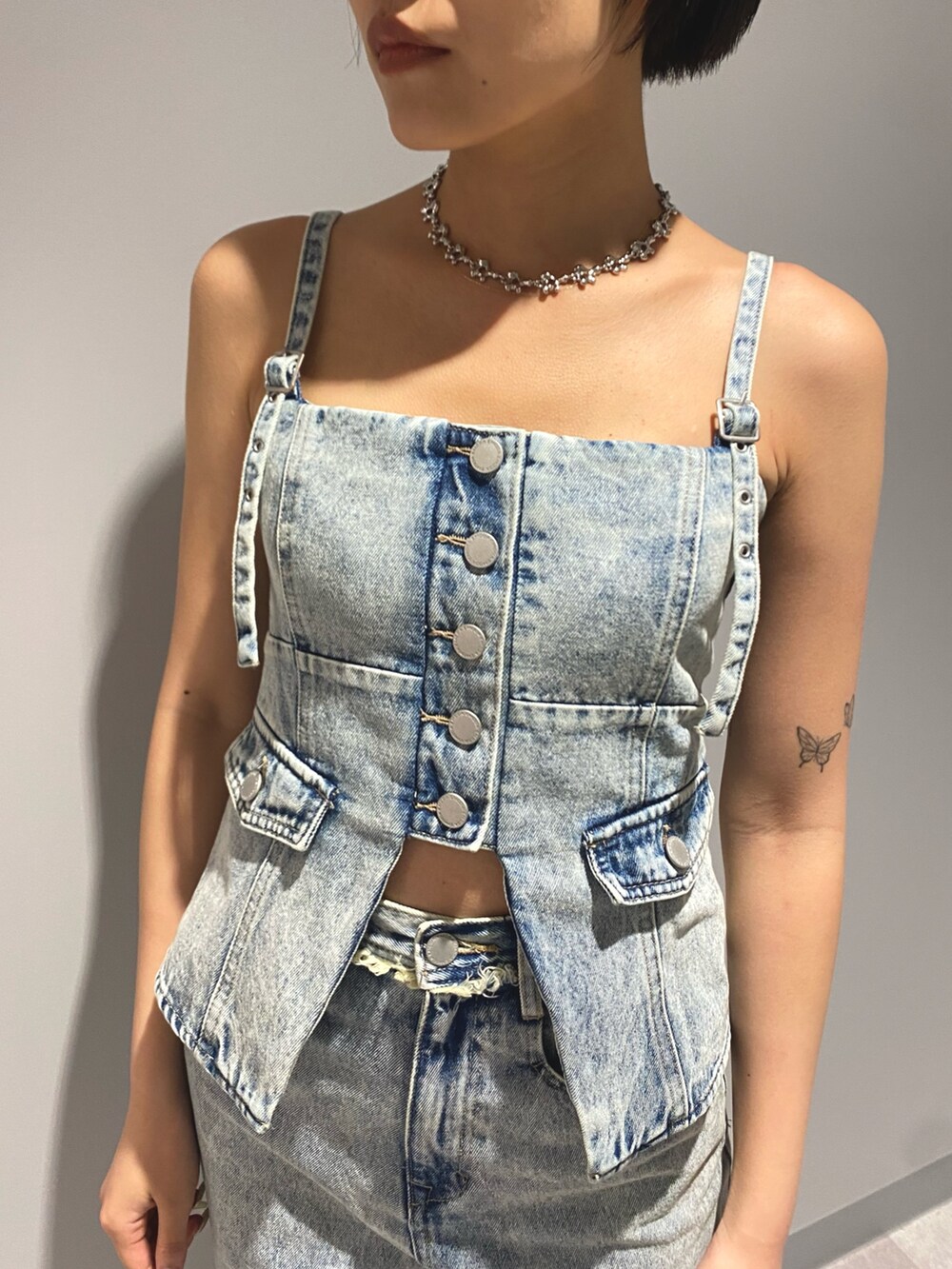 ブラック系のサンダル、ブルー系のデニムパンツ、ブルー系のキャミソールを着用したレディースの夏コーディネートの5枚目の写真