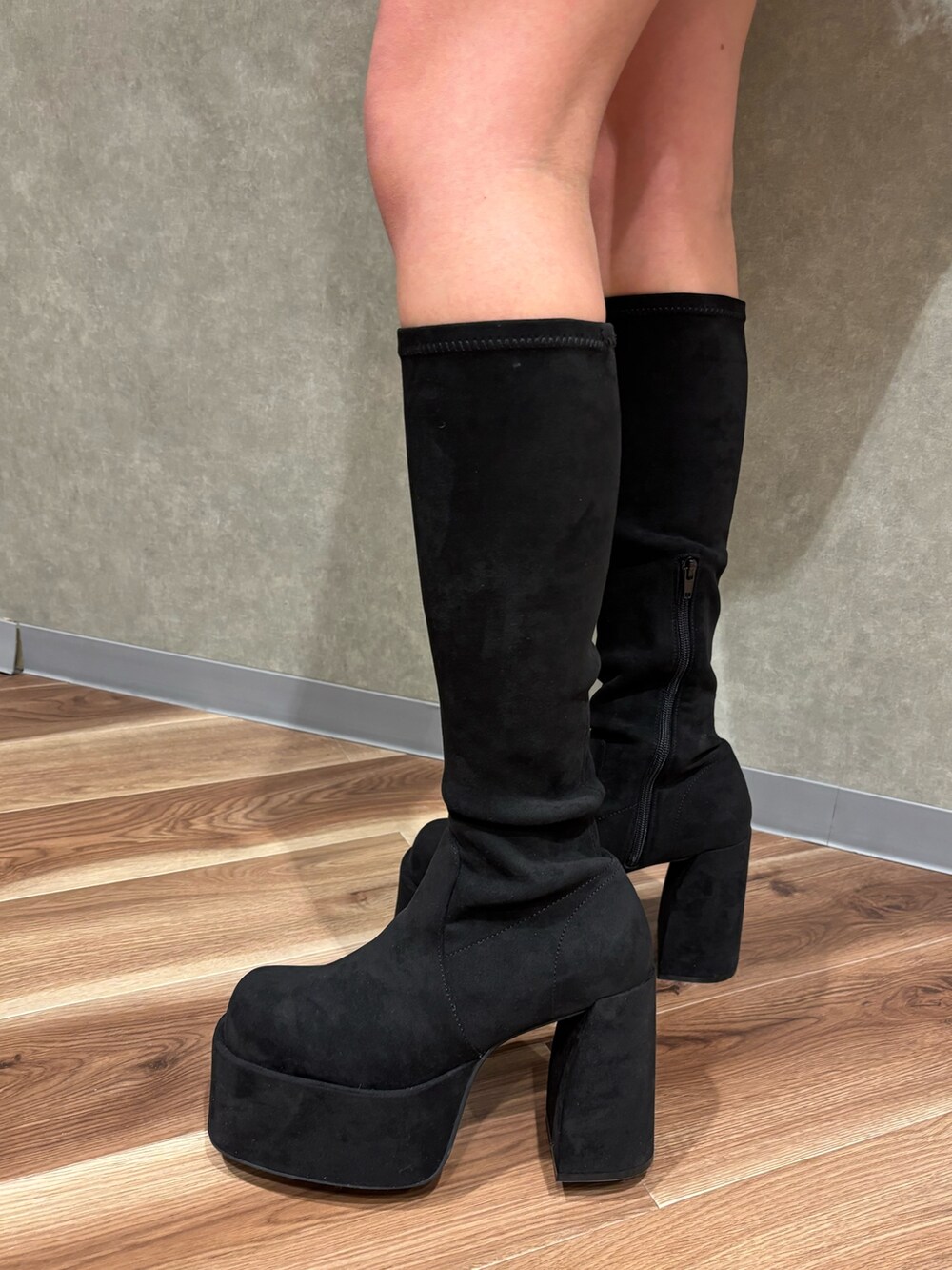 その他のブーツ、ブラック系のスカート、ブラック系のニット/セーターを着用したレディースの冬コーディネートの6枚目の写真