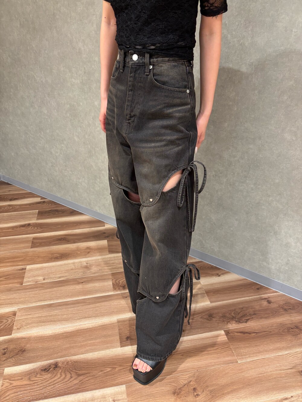 ブラック系のサンダル、ブラック系のデニムパンツ、ブラック系のTシャツ/カットソーを着用したレディースの春コーディネートの5枚目の写真