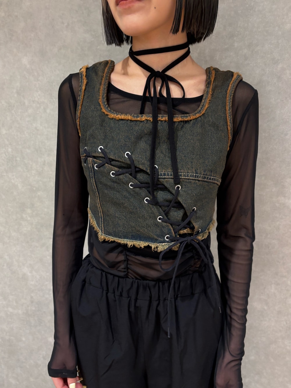 ブラック系のTシャツ/カットソー、ブラック系のスニーカー、ブラック系のその他パンツを着用したレディースの春コーディネートの4枚目の写真