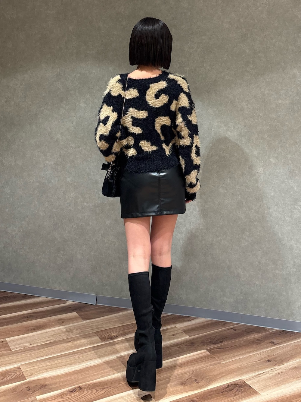 その他のブーツ、ブラック系のスカート、ブラック系のニット/セーターを着用したレディースの冬コーディネートの3枚目の写真