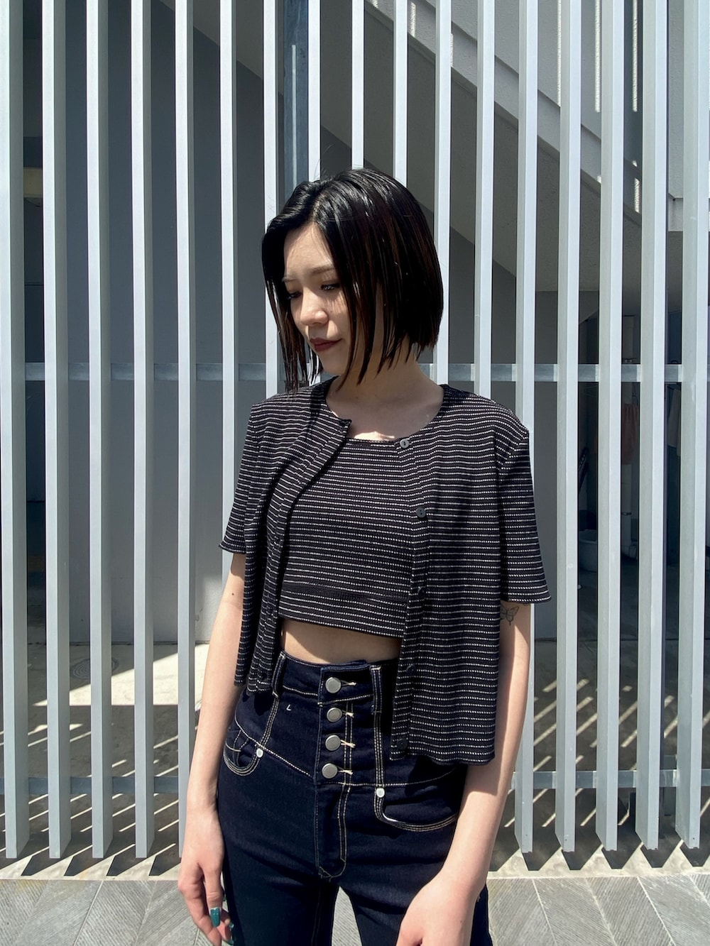 その他のアンサンブル、ホワイト系のサンダル、ブルー系のデニムパンツを着用したレディースの春コーディネートの3枚目の写真