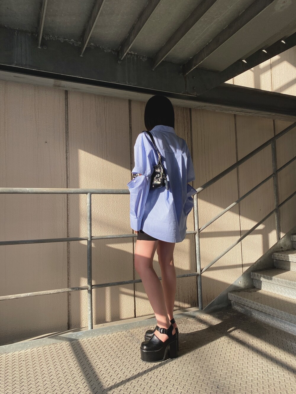 ブラック系のサンダル、ホワイト系のキャミソール、その他のシャツ/ブラウスを着用したレディースの春コーディネートの2枚目の写真