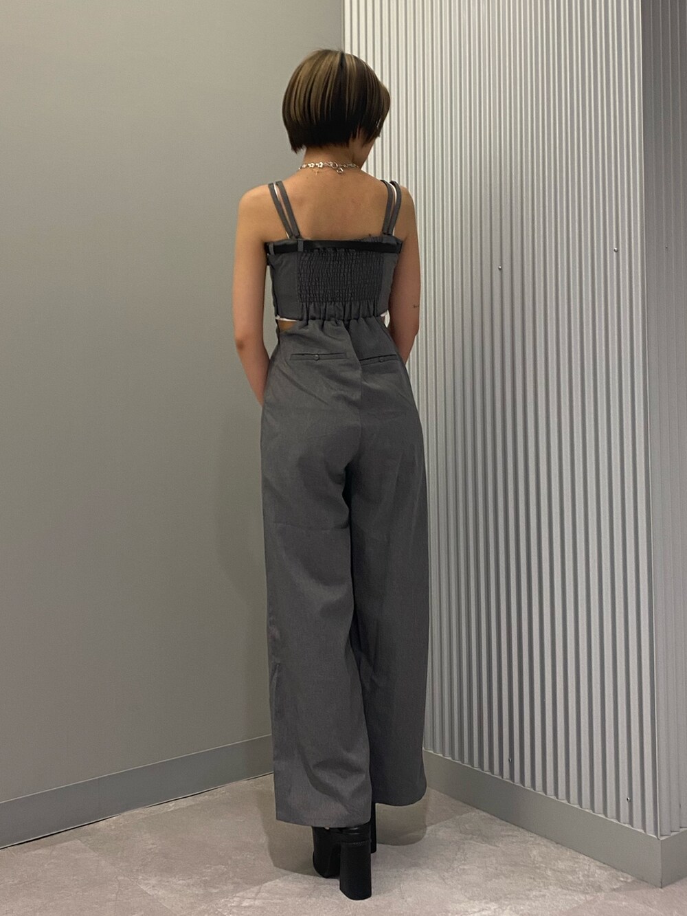 ブラック系のサンダル、グレー系のつなぎ/オールインワン、シルバー系のネックレスを着用したレディースの夏コーディネートの3枚目の写真