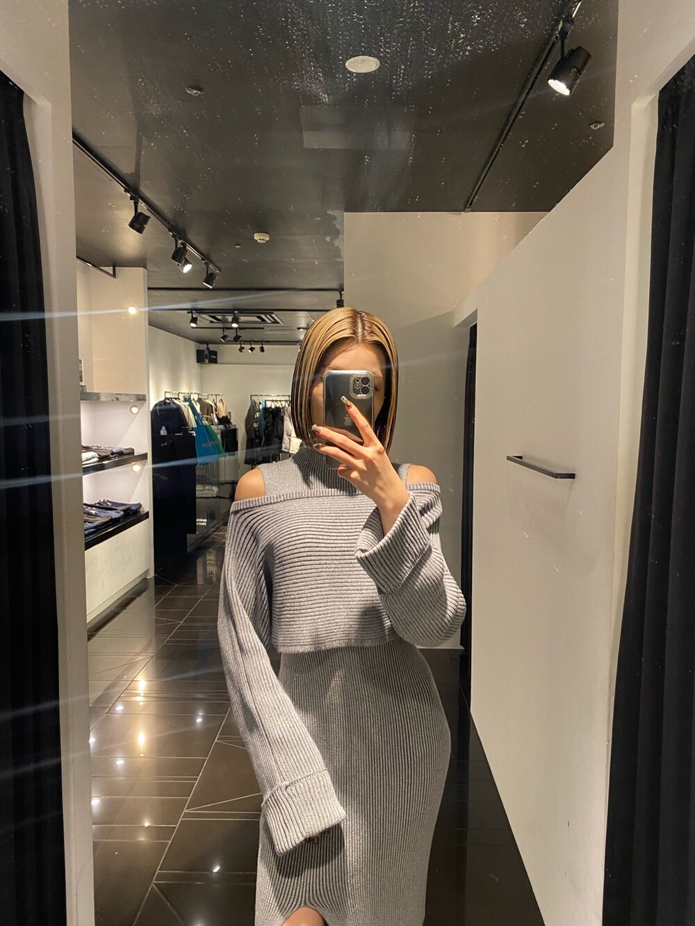 ブラック系のブーツ、グレー系のワンピースを着用したレディースの冬コーディネートの3枚目の写真