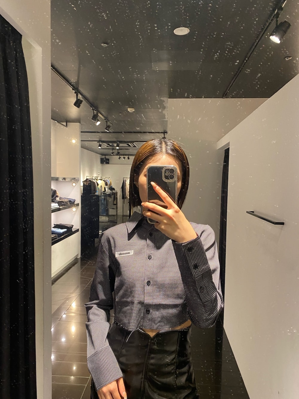 その他のシャツ/ブラウス、ブラック系のブーツ、その他のスカートを着用したレディースの秋コーディネートの3枚目の写真