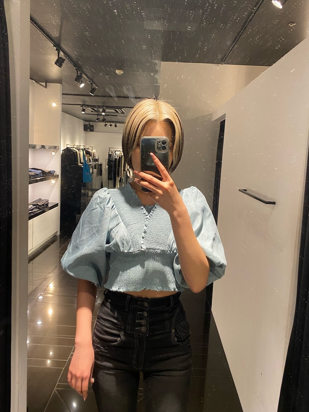 ブルー系のTシャツ/カットソー、ブラック系のデニムパンツ、ブラック系のサンダルを着用したレディースの春コーディネートの3枚目の写真