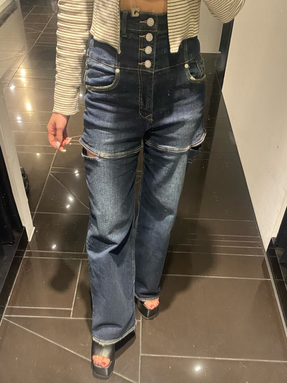 その他のTシャツ/カットソー、ブルー系のデニムパンツ、ブラック系のサンダルを着用したレディースの春コーディネートの4枚目の写真