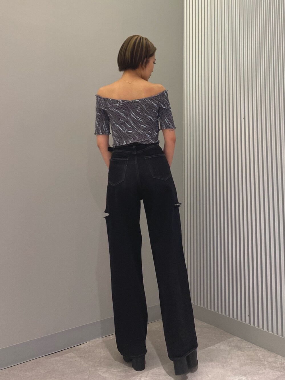 ブラック系のデニムパンツ、ブラック系のサンダル、その他のTシャツ/カットソーを着用したレディースの夏コーディネートの3枚目の写真