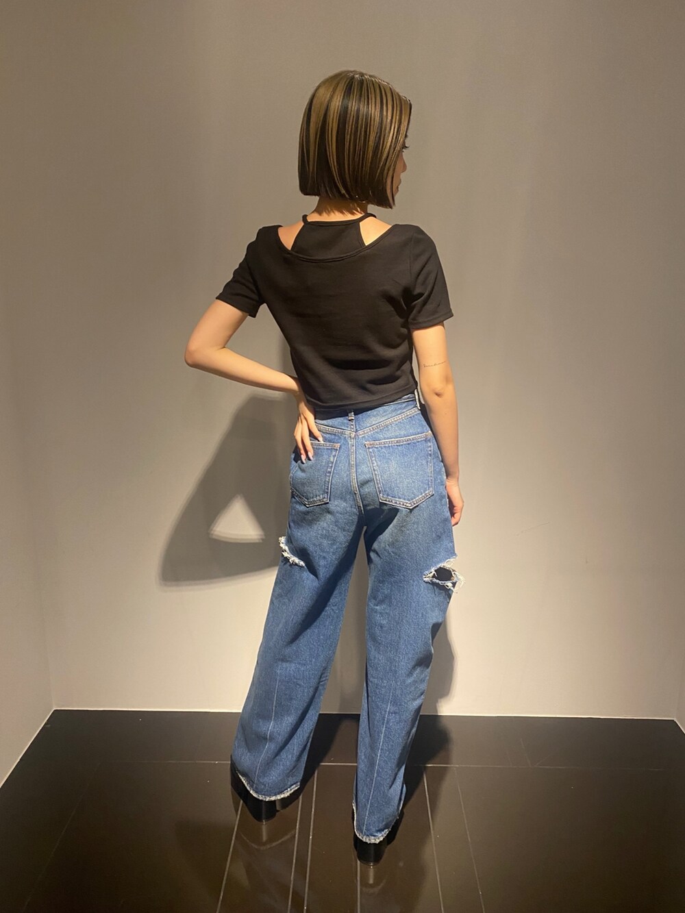 ブラック系のTシャツ/カットソー、ブルー系のデニムパンツ、ブラック系のサンダルを着用したレディースの夏コーディネートの3枚目の写真