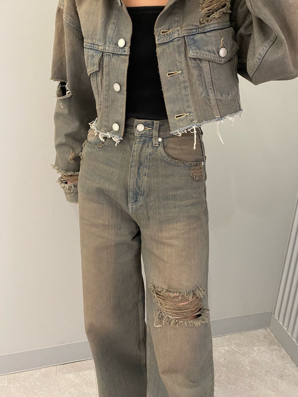 ブラック系のブーツ、グレー系のデニムパンツ、ブラック系のキャミソールを着用したレディースの冬コーディネートの4枚目の写真