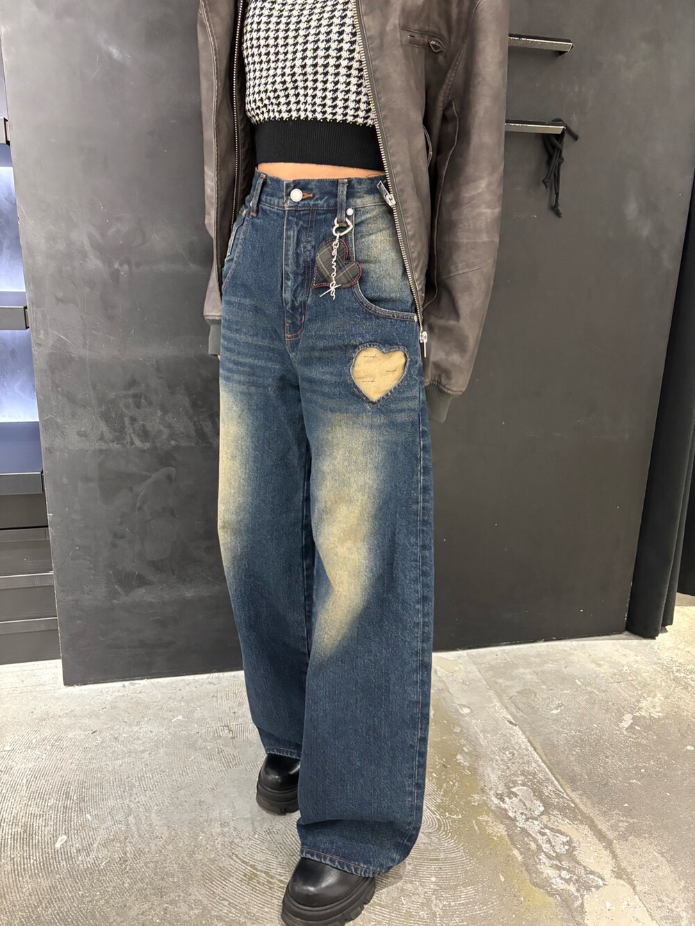 ブルー系のデニムパンツ、ブラック系のニット/セーター、グレー系のブルゾンを着用したレディースの秋コーディネートの5枚目の写真