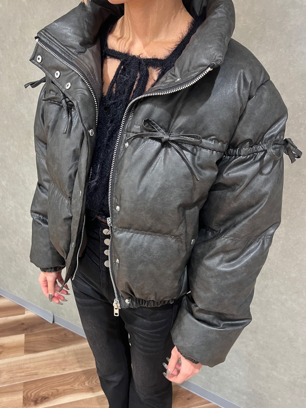 ブラック系のダウンジャケット/コート、ブラック系のデニムパンツ、ブラック系のニット/セーターを着用したレディースの冬コーディネートの4枚目の写真