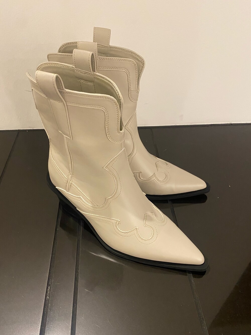 ホワイト系のブーツ、その他のハンドバッグ、ブラック系のワンピースを着用したレディースの春コーディネートの7枚目の写真