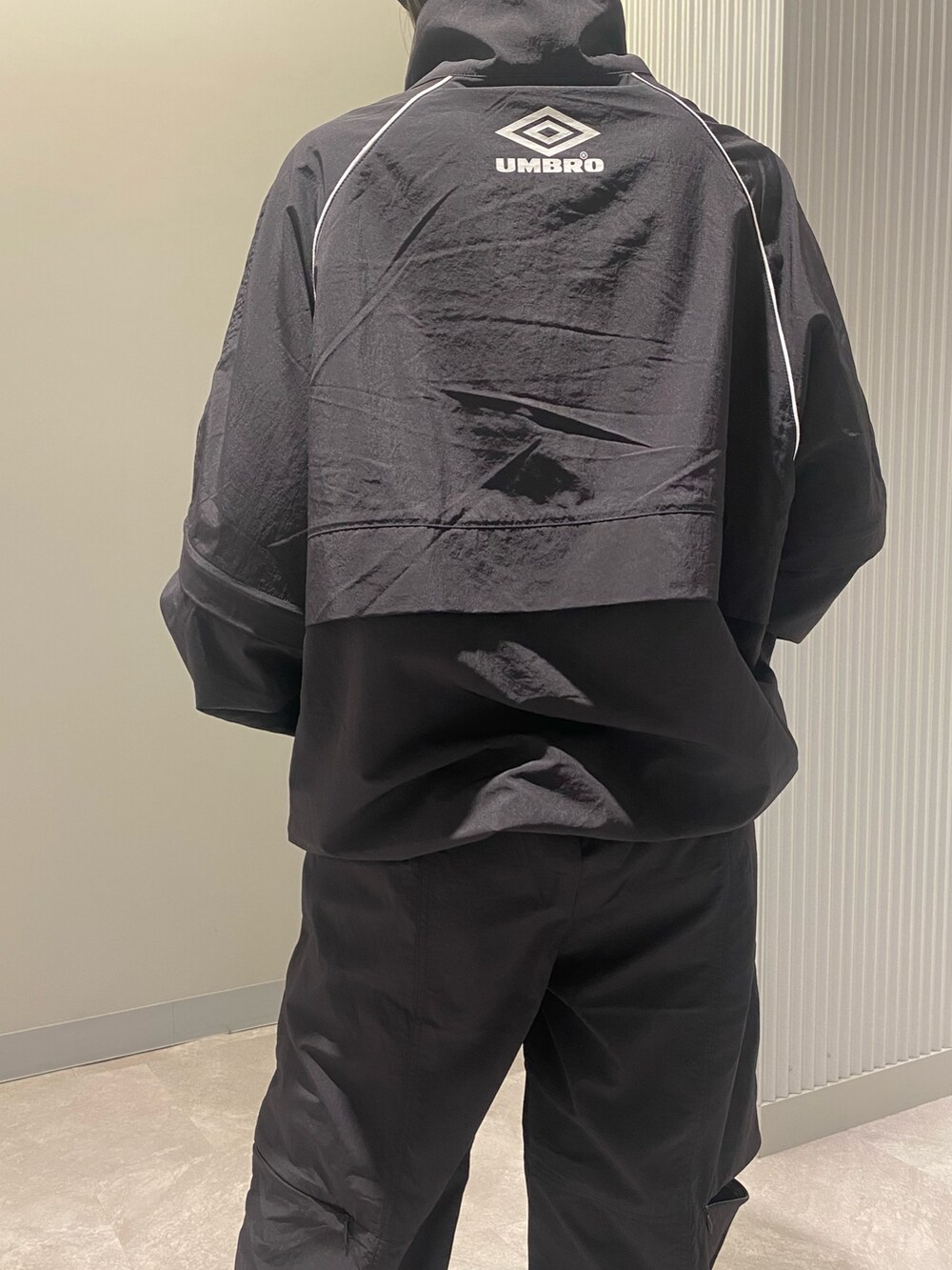 ホワイト系のスニーカー、ブラック系のその他パンツ、ブラック系のブルゾンを着用したレディースの春コーディネートの4枚目の写真