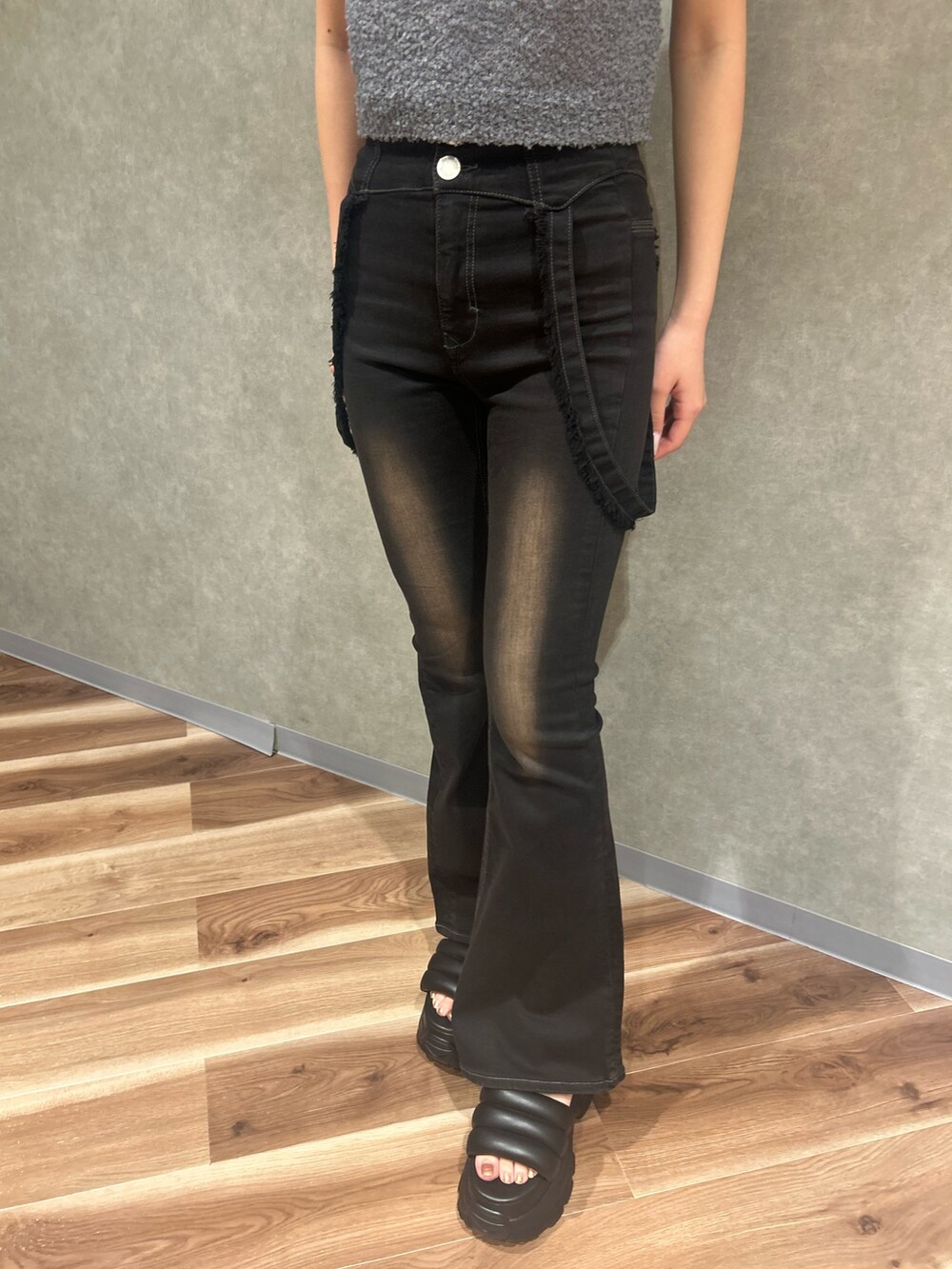 ブラック系のサンダル、ブラック系のデニムパンツ、グレー系のニット/セーターを着用したレディースの夏コーディネートの5枚目の写真