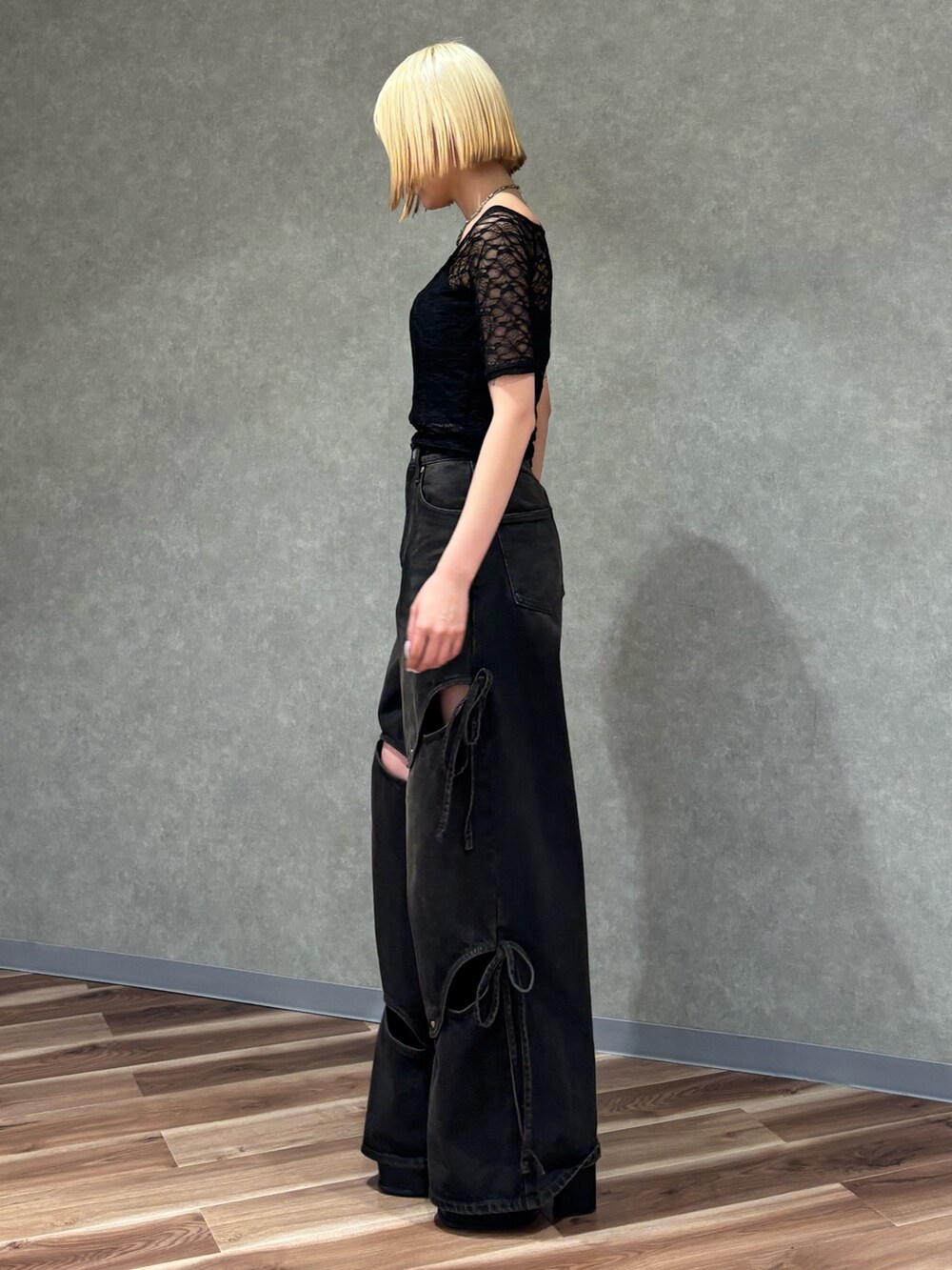 ブラック系のサンダル、ブラック系のデニムパンツ、ブラック系のTシャツ/カットソーを着用したレディースの春コーディネートの2枚目の写真