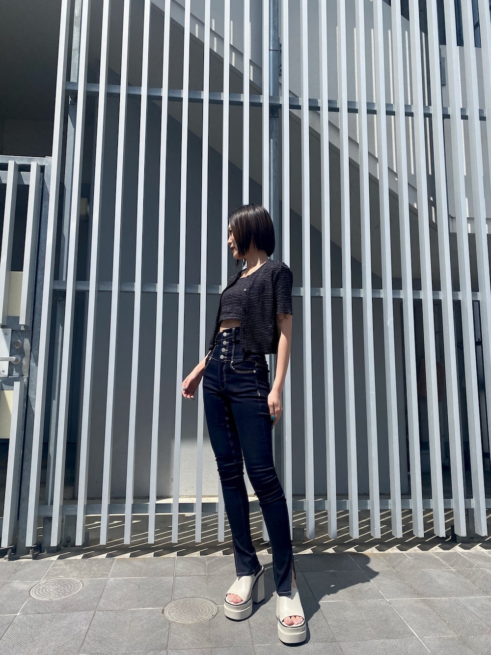 その他のアンサンブル、ホワイト系のサンダル、ブルー系のデニムパンツを着用したレディースの春コーディネートの2枚目の写真