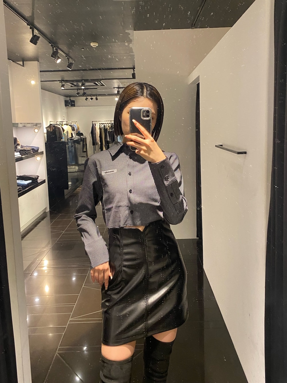 その他のシャツ/ブラウス、ブラック系のブーツ、その他のスカートを着用したレディースの秋コーディネートの2枚目の写真