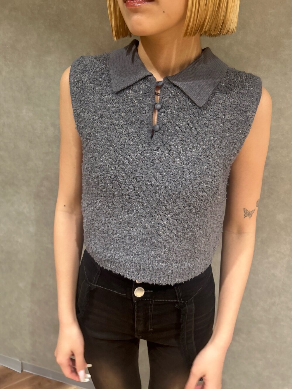 ブラック系のサンダル、ブラック系のデニムパンツ、グレー系のニット/セーターを着用したレディースの夏コーディネートの4枚目の写真