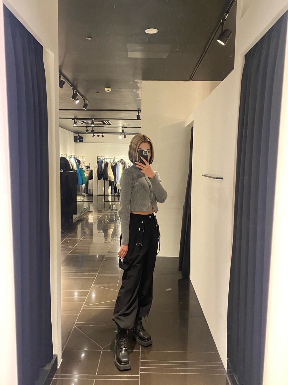 グレー系のニット/セーター、ブラック系のその他パンツ、ブラック系のブーツを着用したレディースの冬コーディネートの2枚目の写真