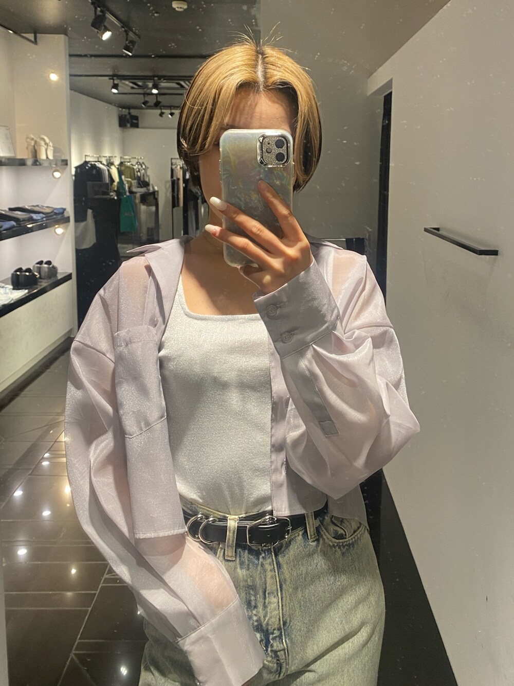 ブラック系のサンダル、グレー系のシャツ/ブラウス、ホワイト系のタンクトップを着用したレディースの春コーディネートの4枚目の写真