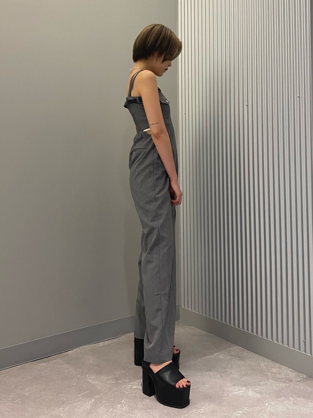 ブラック系のサンダル、グレー系のつなぎ/オールインワン、シルバー系のネックレスを着用したレディースの夏コーディネートの2枚目の写真