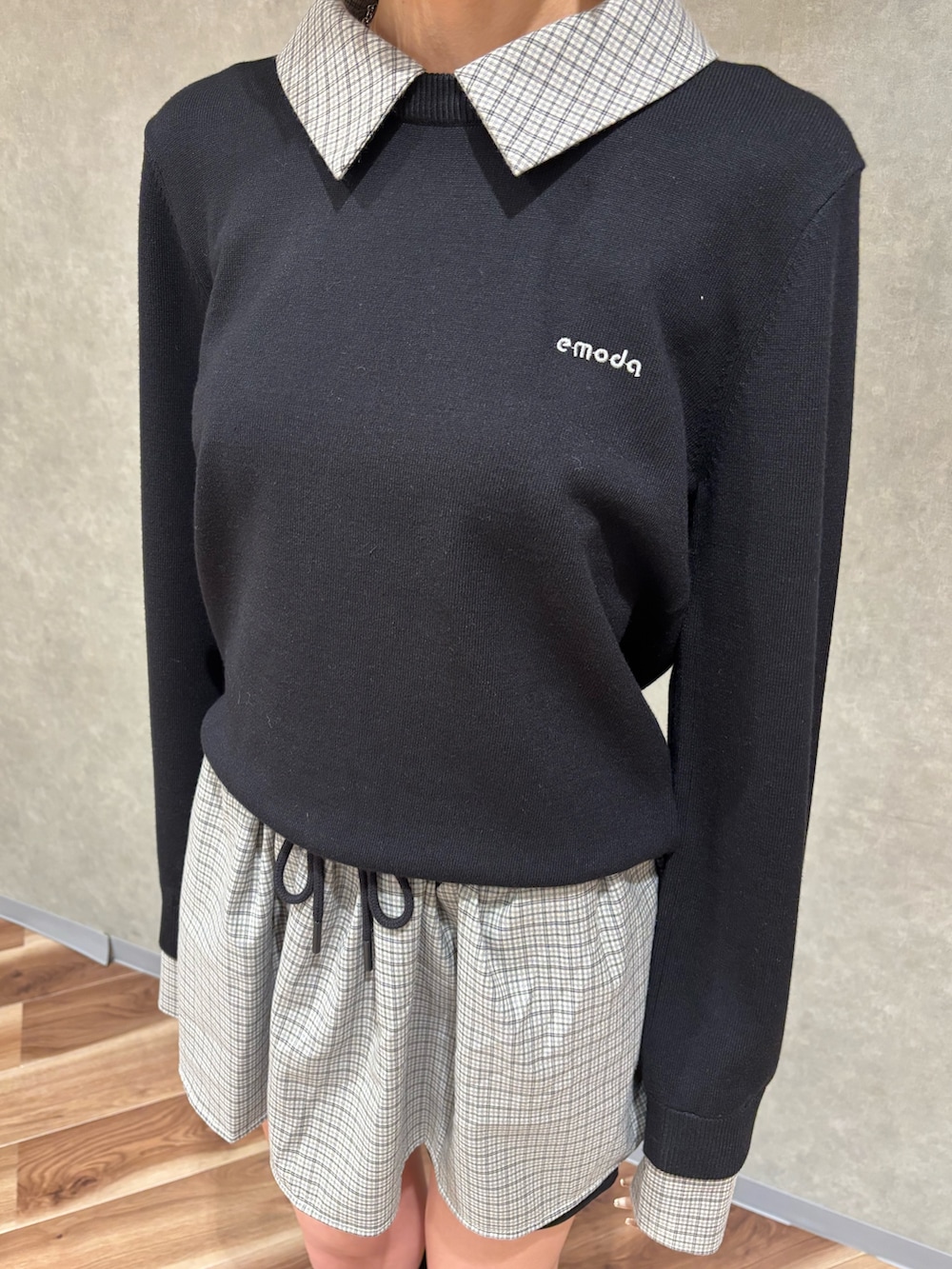 ブラック系のシャツ/ブラウス、ブラック系のスカート、ブラック系のブーツを着用したレディースの冬コーディネートの4枚目の写真