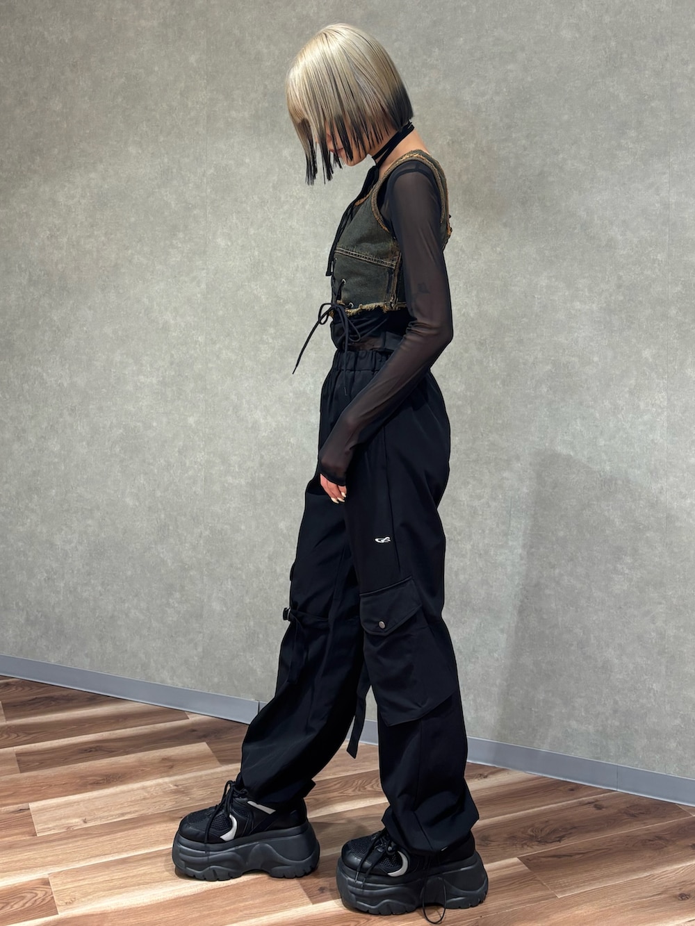 ブラック系のTシャツ/カットソー、ブラック系のスニーカー、ブラック系のその他パンツを着用したレディースの春コーディネートの2枚目の写真