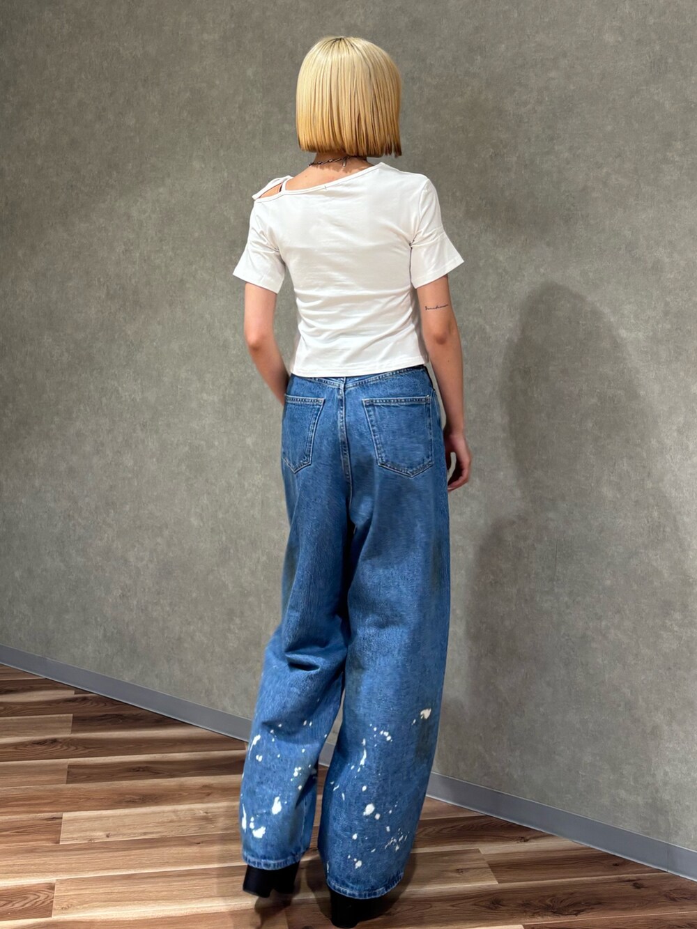 ホワイト系のTシャツ/カットソー、ブルー系のデニムパンツ、ブラック系のサンダルを着用したレディースの春コーディネートの3枚目の写真