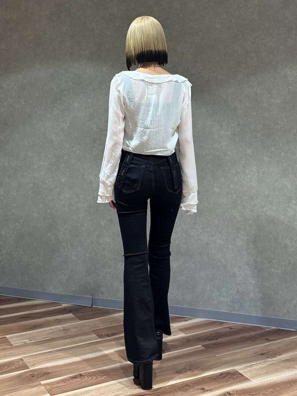 ホワイト系のシャツ/ブラウス、ブラック系のサンダル、ブラック系のサロペット/オーバーオールを着用したレディースの春コーディネートの3枚目の写真