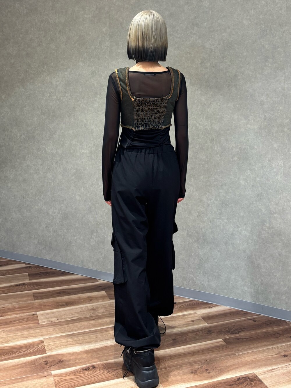 ブラック系のTシャツ/カットソー、ブラック系のスニーカー、ブラック系のその他パンツを着用したレディースの春コーディネートの3枚目の写真