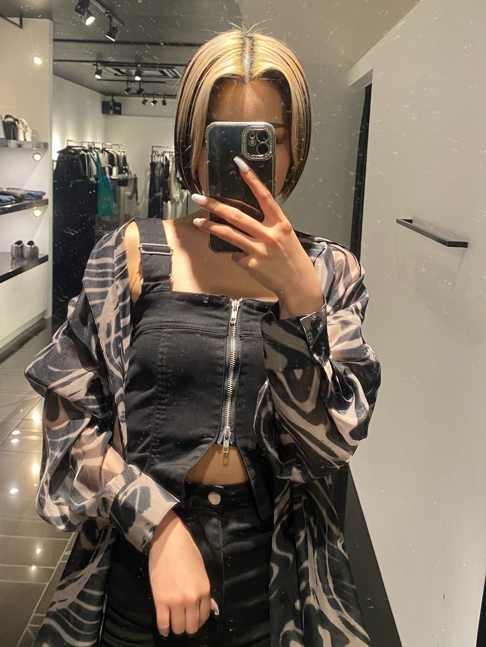 ベージュ系のシャツ/ブラウス、ブラック系のサンダル、ブラック系のサロペット/オーバーオールを着用したレディースの春コーディネートの5枚目の写真