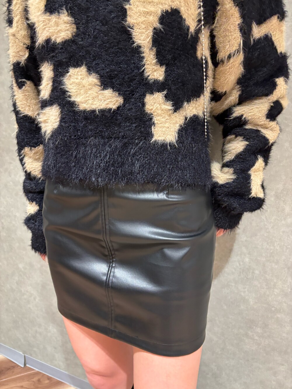 その他のブーツ、ブラック系のスカート、ブラック系のニット/セーターを着用したレディースの冬コーディネートの5枚目の写真