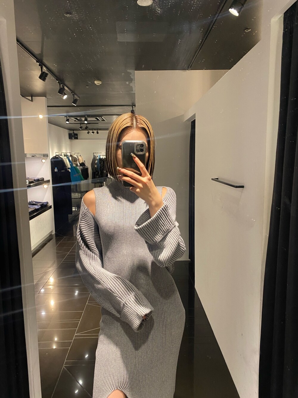 ブラック系のブーツ、グレー系のワンピースを着用したレディースの冬コーディネートの4枚目の写真