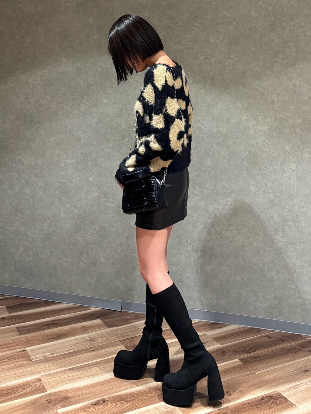 その他のブーツ、ブラック系のスカート、ブラック系のニット/セーターを着用したレディースの冬コーディネートの2枚目の写真