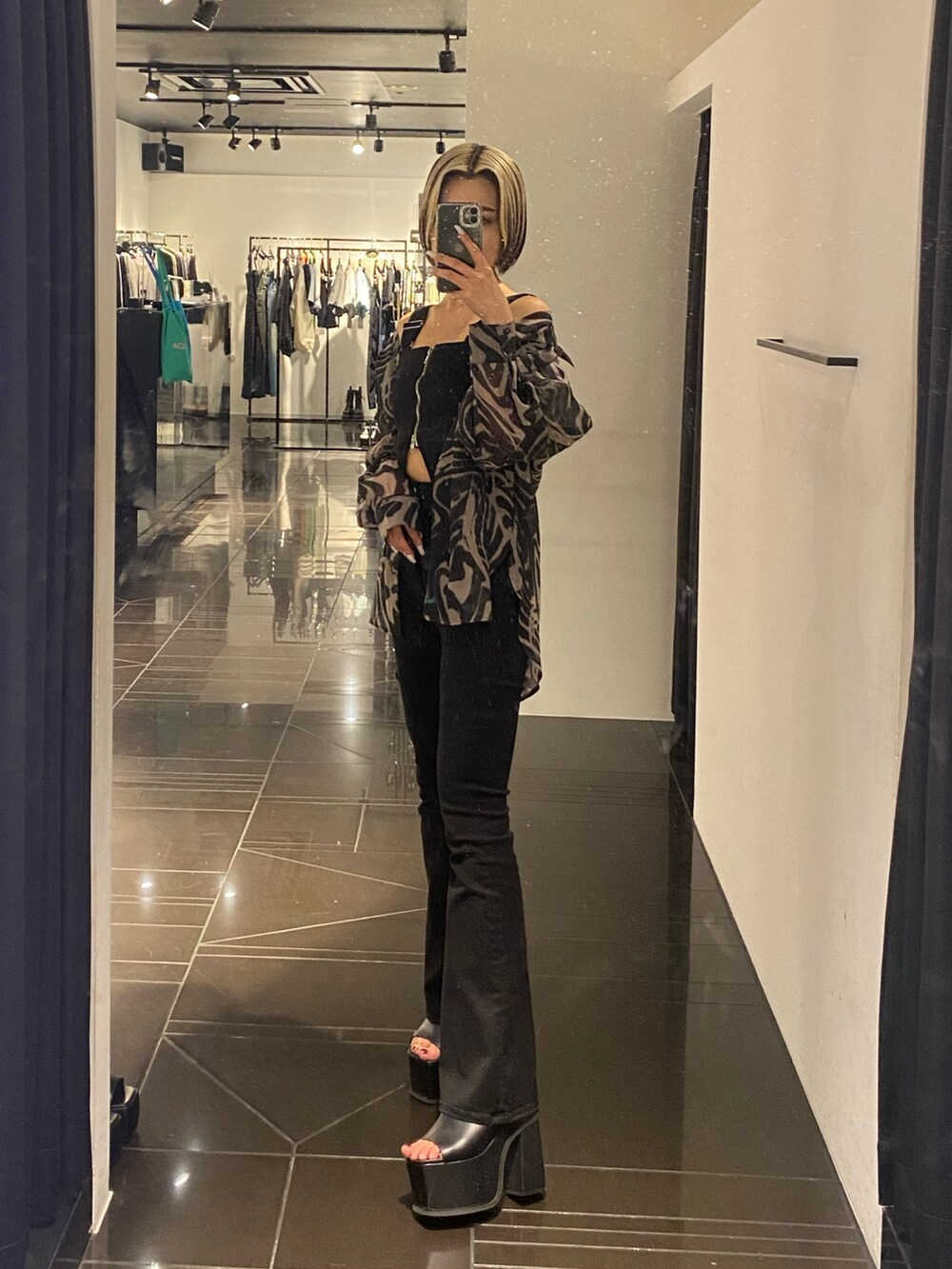 ベージュ系のシャツ/ブラウス、ブラック系のサンダル、ブラック系のサロペット/オーバーオールを着用したレディースの春コーディネートの2枚目の写真