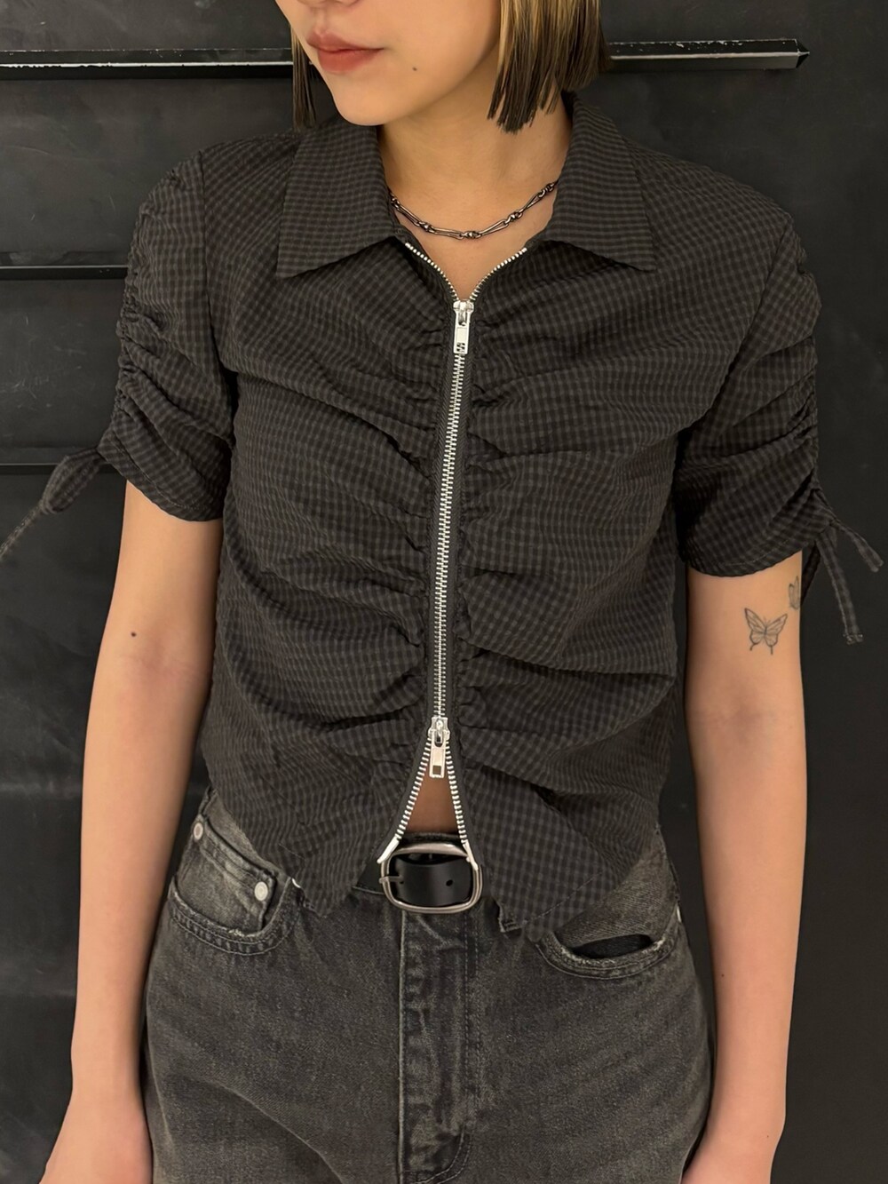 ブラック系のサンダル、ブラック系のデニムパンツ、ブラック系のシャツ/ブラウスを着用したレディースの春コーディネートの4枚目の写真