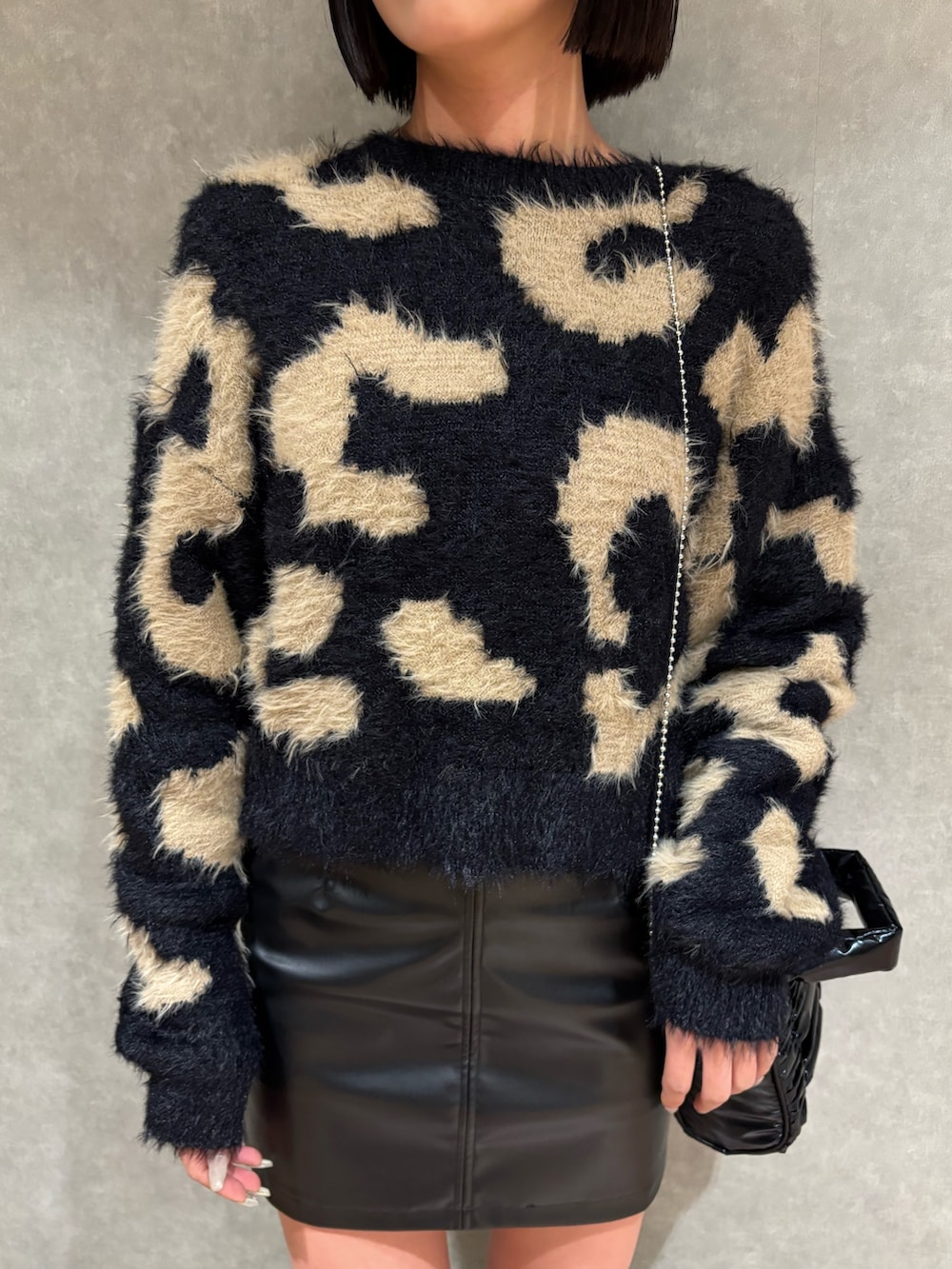 その他のブーツ、ブラック系のスカート、ブラック系のニット/セーターを着用したレディースの冬コーディネートの4枚目の写真