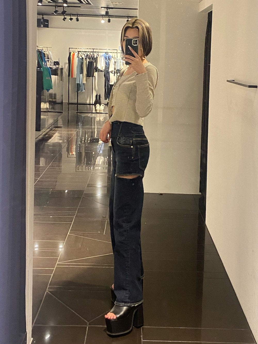 その他のTシャツ/カットソー、ブルー系のデニムパンツ、ブラック系のサンダルを着用したレディースの春コーディネートの2枚目の写真