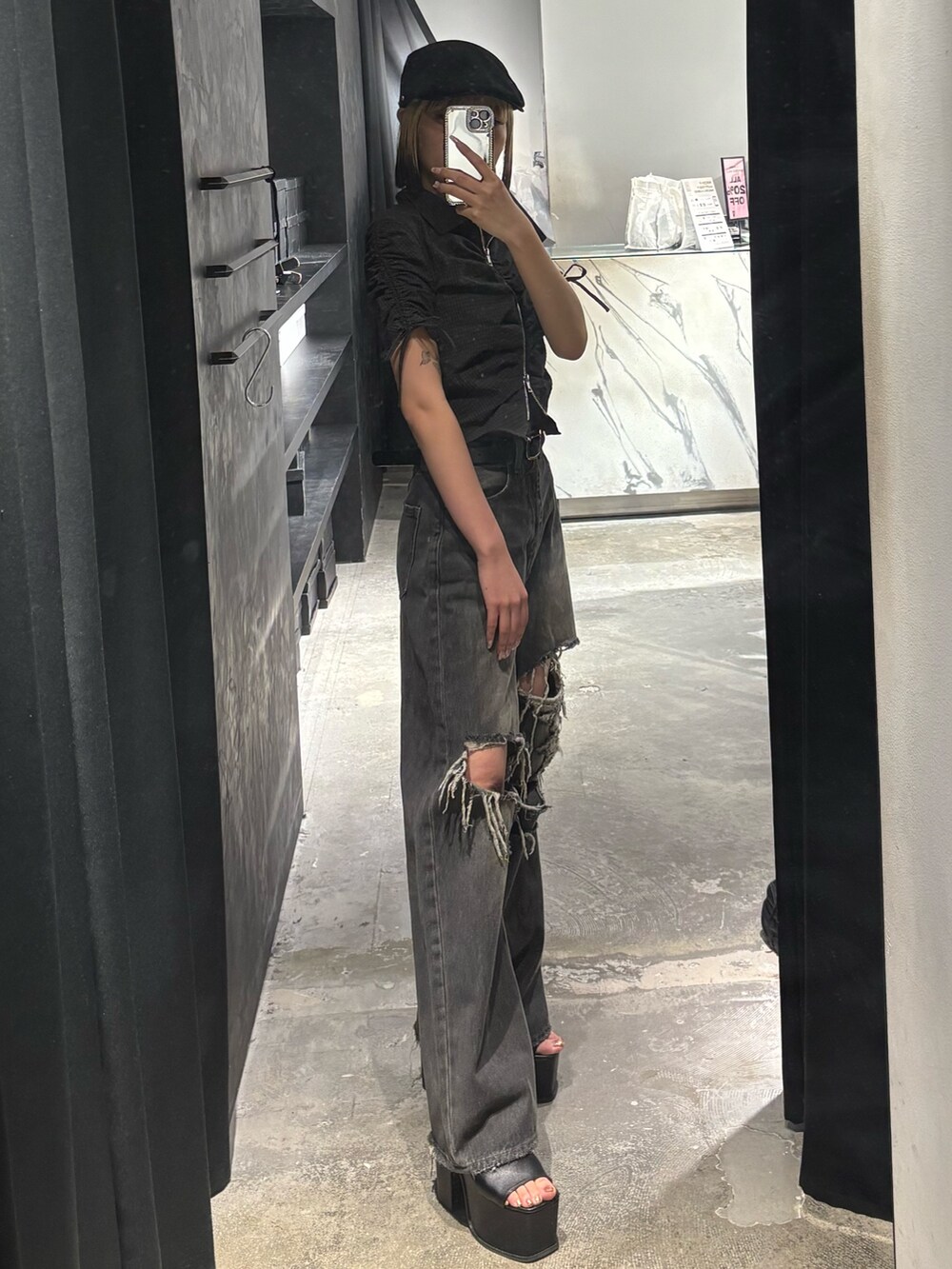 ブラック系のサンダル、ブラック系のデニムパンツ、ブラック系のシャツ/ブラウスを着用したレディースの春コーディネートの2枚目の写真