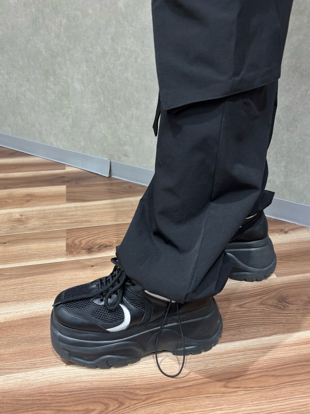 ブラック系のTシャツ/カットソー、ブラック系のスニーカー、ブラック系のその他パンツを着用したレディースの春コーディネートの6枚目の写真