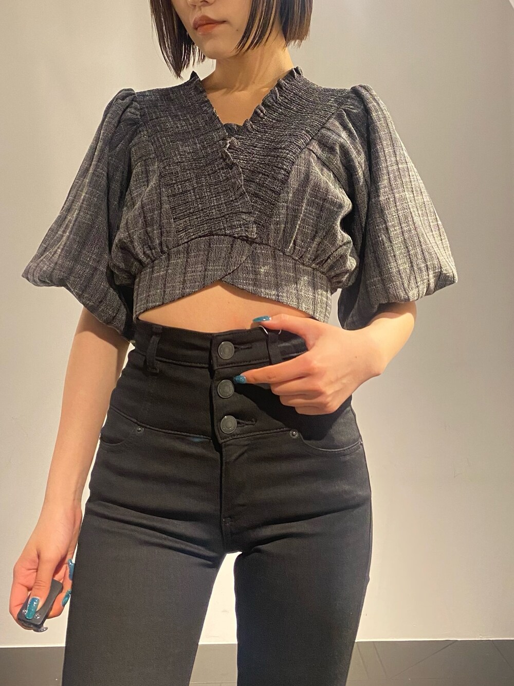 ブラック系のTシャツ/カットソー、ホワイト系のサンダル、ブラック系のデニムパンツを着用したレディースの春コーディネートの3枚目の写真