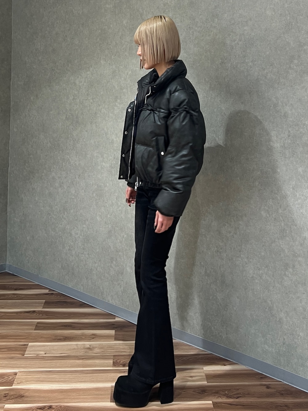 ブラック系のダウンジャケット/コート、ブラック系のデニムパンツ、ブラック系のニット/セーターを着用したレディースの冬コーディネートの2枚目の写真