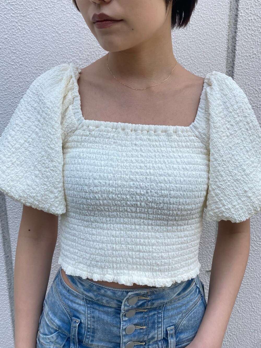 ブラック系のサンダル、ブルー系のデニムパンツ、ホワイト系のTシャツ/カットソーを着用したレディースの春コーディネートの5枚目の写真