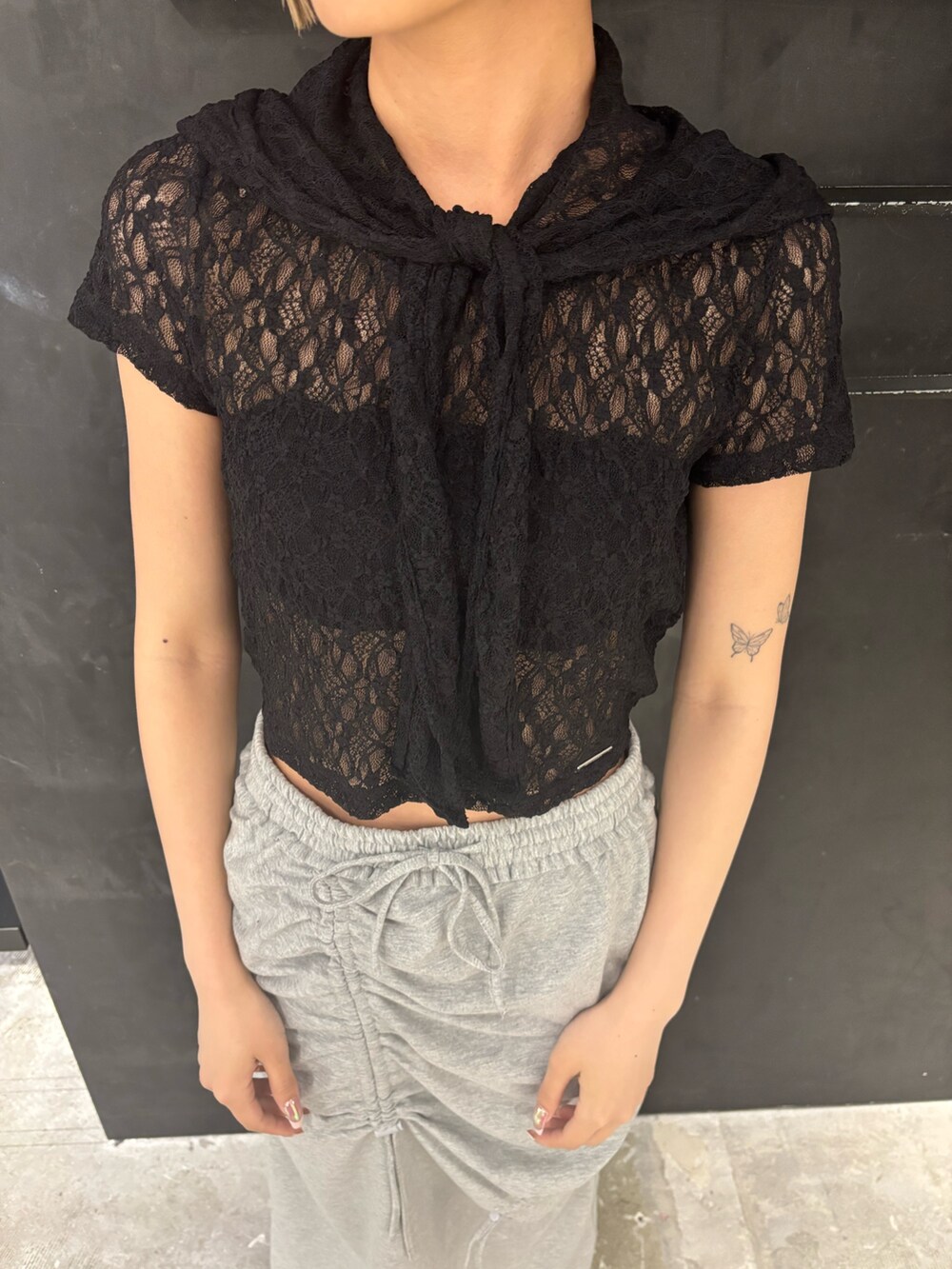 ブラック系のTシャツ/カットソー、グレー系のスカート、ブラック系のサンダルを着用したレディースの夏コーディネートの4枚目の写真